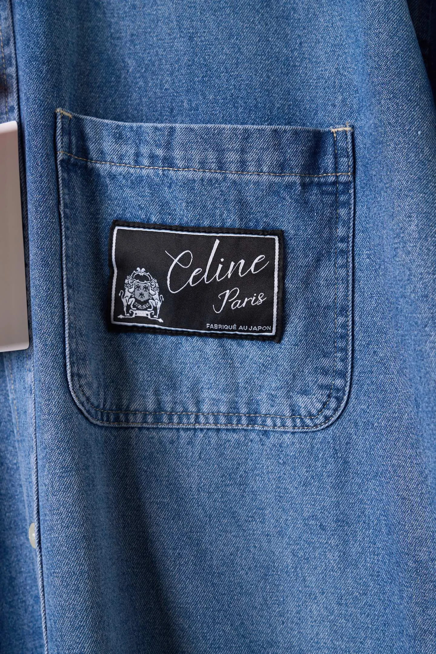 [Real auction] Celine/Céline Paris label patch pocket long-sleeved denim shirt [In Stock] S M L The double patch pockets on the chest combine both practicality and aesthetics. The CELINE PARIS fabric label hides between the pockets, implicitly revealing the heritage of the family. The pleats on the back optimize the wearing experience. The soft arc hem stretches casually. The buttoned cuffs are polished to polish the details of the garment. The superfluous ornaments are eliminated. The narrative language of minimalist denim is used to interpret Celine's unique Retro relaxed and elegant style. The use of pattern templates for machine sewing and precise control of sewing lines through pattern drawing machines ensure CELINE The PARIS label is accurately positioned, and the horizontal and vertical lines are completely aligned. The prototype is accurately aligned by hand to ensure that the opening and closing are tight. The patch pockets are manually positioned for precise positioning and turning. It requires workers to have superb skills and patience. The work is tedious and complex and takes a long time. Use multiple horses to scrub the sand. Use high-pressure spray guns to rub in specific parts to achieve a local gradient effect. Then use frosting technology to create a unique texture pattern. The workmanship is extremely complex, time-consuming and labor-intensive. Fried Snowball Fried salt, specially prepare the corresponding solution, add a certain amount of dye, soak the denim material in it to absorb the solvent, then scrub and dry it to further fade and oxidize, creating a loose fit.